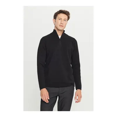 Erkek Siyah Pamuklu Slim Fit Dar Kesim Bato Yaka Dokulu Triko Kazak